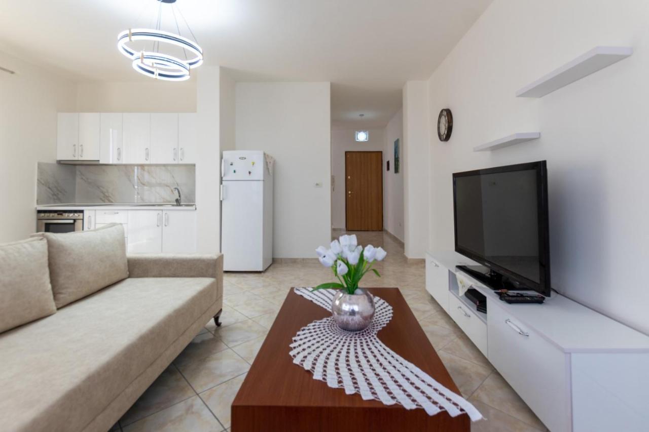 Spacious 2 Bedroom Apartment In Durres Beach Exterior photo